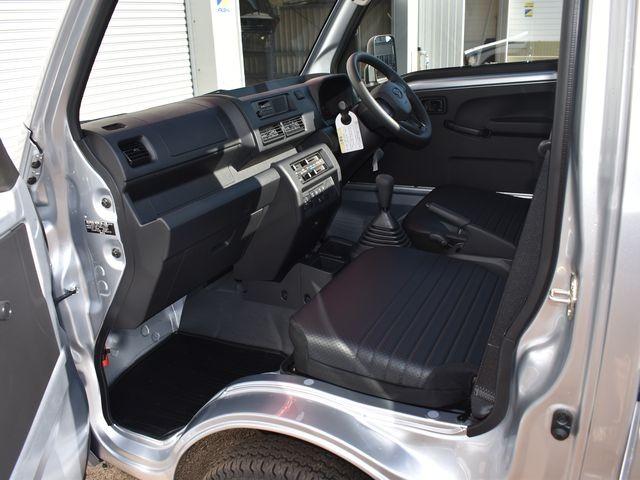 ハイゼットトラック スタンダード 農用スペシャル 4WD 届出済未使用車 5速マニュアル スマートアシスト 4枚リーフスプリング コーナーセンサー LED荷台作業灯 スーパーデフロック Wエアバック エアコン パワステ 純正ラジオ 純正ラバーマット(9枚目)