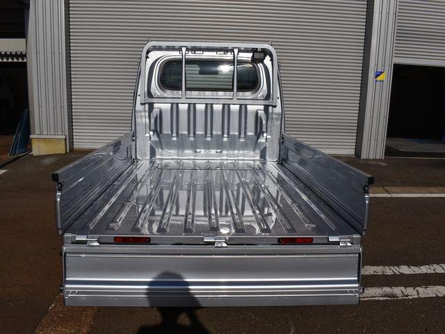 ハイゼットトラック スタンダード 農用スペシャル 4WD 届出済未使用車 5速マニュアル スマートアシスト 4枚リーフスプリング コーナーセンサー LED荷台作業灯 スーパーデフロック Wエアバック エアコン パワステ 純正ラジオ 純正ラバーマット(21枚目)