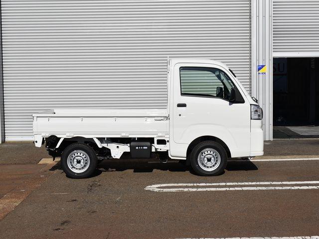 ハイゼットトラック スタンダード 農用スペシャル 4WD 届出済未使用車 5速マニュアル スマートアシスト 4枚リーフスプリング コーナーセンサー LED荷台作業灯 スーパーデフロック Wエアバック エアコン パワステ 純正ラジオ 純正ラバーマット(4枚目)
