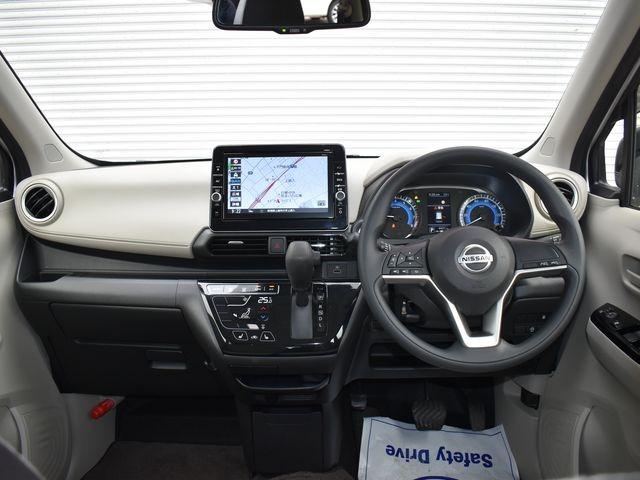 デイズ X 4WD 純正9インチナビTV アラウンドビューモニター エマージェンシーブレーキ プッシュスタート インテリジェントキー 純正アルミホイール ETC シートヒーター オートライト オートエアコン(8枚目)