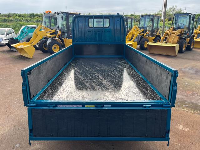 キャンターガッツ 　平　４ＷＤ　積載１５００ｋｇ　１０尺ボデー　ターボ　４Ｍ４２　ＰＤＧ－　荷台鉄板ばり　３次排ガスクリア　全塗装済み（11枚目）