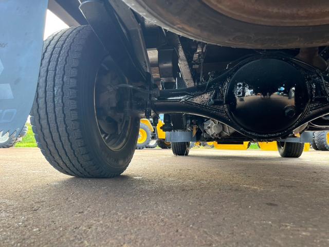 キャンターガッツ 　平　４ＷＤ　積載１５００ｋｇ　１０尺ボデー　ターボ　４Ｍ４２　ＰＤＧ－　荷台鉄板ばり　３次排ガスクリア　全塗装済み（12枚目）