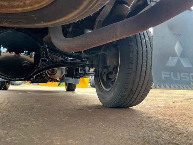 キャンターガッツ 　平　４ＷＤ　積載１５００ｋｇ　１０尺ボデー　ターボ　４Ｍ４２　ＰＤＧ－　荷台鉄板ばり　３次排ガスクリア　全塗装済み（13枚目）