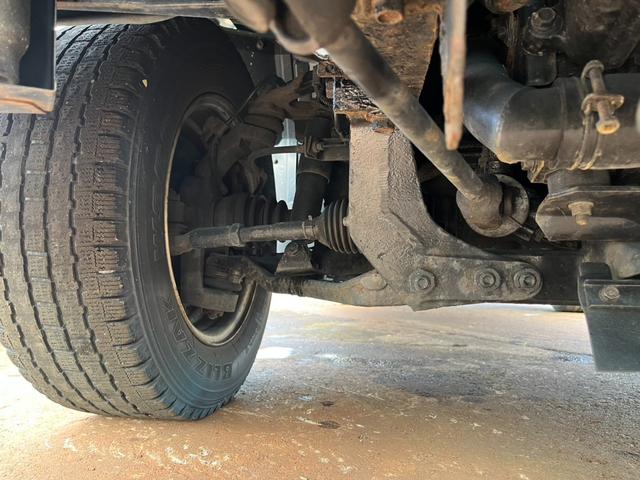キャンターガッツ 　平　４ＷＤ　積載１５００ｋｇ　１０尺ボデー　ターボ　４Ｍ４２　ＰＤＧ－　荷台鉄板ばり　３次排ガスクリア　全塗装済み（14枚目）