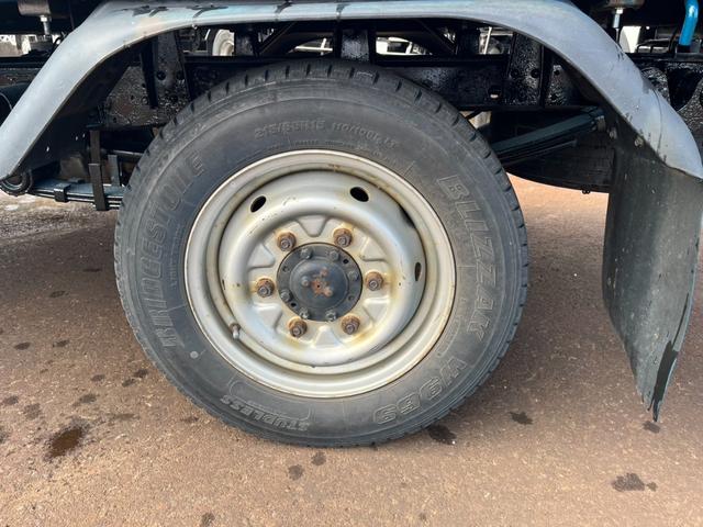 キャンターガッツ 　平　４ＷＤ　積載１５００ｋｇ　１０尺ボデー　ターボ　４Ｍ４２　ＰＤＧ－　荷台鉄板ばり　３次排ガスクリア　全塗装済み（16枚目）