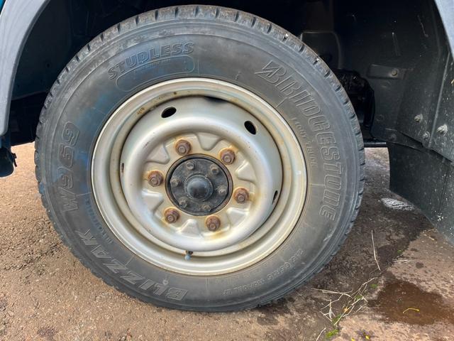 キャンターガッツ 　平　４ＷＤ　積載１５００ｋｇ　１０尺ボデー　ターボ　４Ｍ４２　ＰＤＧ－　荷台鉄板ばり　３次排ガスクリア　全塗装済み（17枚目）