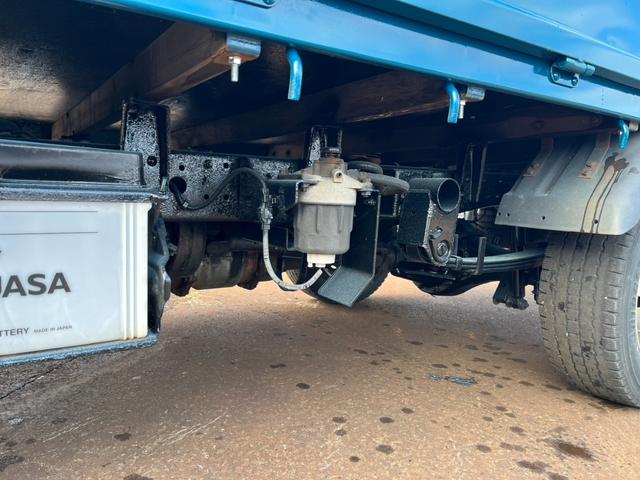 キャンターガッツ 　平　４ＷＤ　積載１５００ｋｇ　１０尺ボデー　ターボ　４Ｍ４２　ＰＤＧ－　荷台鉄板ばり　３次排ガスクリア　全塗装済み（19枚目）