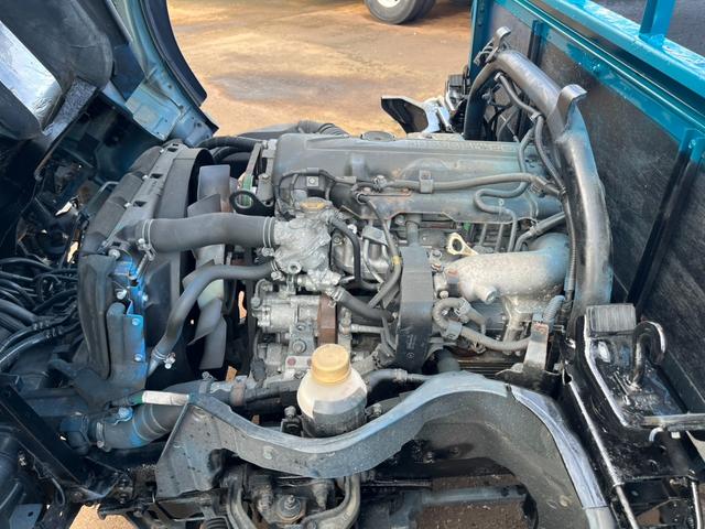 キャンターガッツ 　平　４ＷＤ　積載１５００ｋｇ　１０尺ボデー　ターボ　４Ｍ４２　ＰＤＧ－　荷台鉄板ばり　３次排ガスクリア　全塗装済み（28枚目）