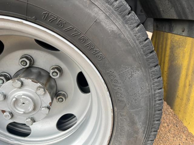 アトラストラック 　アルミバン　４ＷＤ　積載１１５０ｋｇ　エアコン　パワステ　ターボ　バックカメラ　はね上げゲート　後輪ダブルタイヤ　ラッシングレール　荷台内寸３１５ｃｍ－１６５ｃｍ－２０５ｃｍ（21枚目）