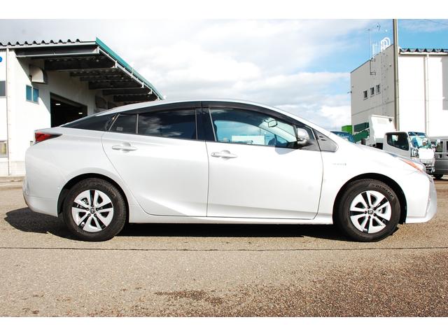 プリウス Ａ　４ＷＤ　純正９インチナビＴＶフルセグ　バックモニター　ＥＴＣ　レーダークルーズ　ＢＳＭ　ＨＵＤ　ＩＣＳ　パーキングアシスト　ＬＥＤヘッドライト＆オートハイビーム　フロント＆バックフォグ　中古冬タイヤ付（6枚目）