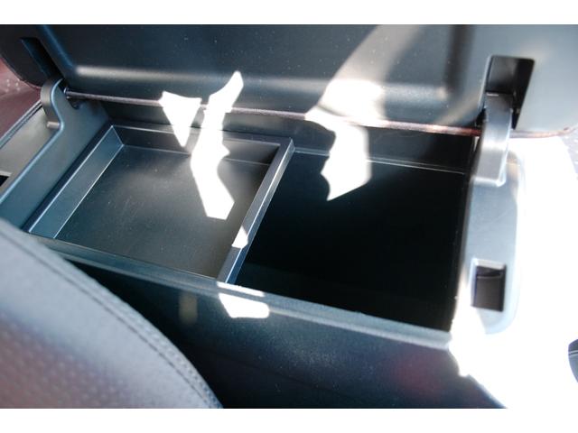 プリウス Ａ　４ＷＤ　純正９インチナビＴＶフルセグ　バックモニター　ＥＴＣ　レーダークルーズ　ＢＳＭ　ＨＵＤ　ＩＣＳ　パーキングアシスト　ＬＥＤヘッドライト＆オートハイビーム　フロント＆バックフォグ　中古冬タイヤ付（17枚目）