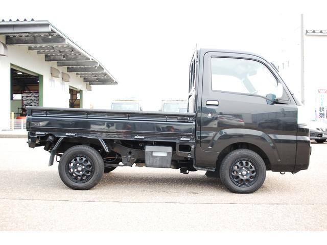 サンバートラック ＴＣ　エアコン　パワステ　パワーウィンドウ　パートタイム４ＷＤ　５ＭＴ　キーレス　社外アルミホイール　フォグランプ　作業灯　ワンオーナー　荷台マット　ゲートプロテクター　最大積載３５０ｋｇ（6枚目）