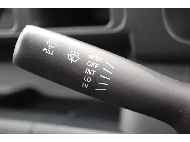 サンバートラック ＴＣ　エアコン　パワステ　パワーウィンドウ　パートタイム４ＷＤ　５ＭＴ　キーレス　社外アルミホイール　フォグランプ　作業灯　ワンオーナー　荷台マット　ゲートプロテクター　最大積載３５０ｋｇ（19枚目）