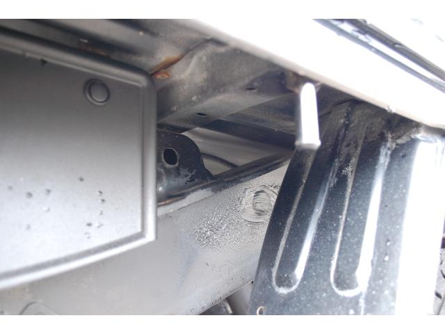 サンバートラック ＴＣ　エアコン　パワステ　パワーウィンドウ　パートタイム４ＷＤ　５ＭＴ　キーレス　社外アルミホイール　フォグランプ　作業灯　ワンオーナー　荷台マット　ゲートプロテクター　最大積載３５０ｋｇ（28枚目）