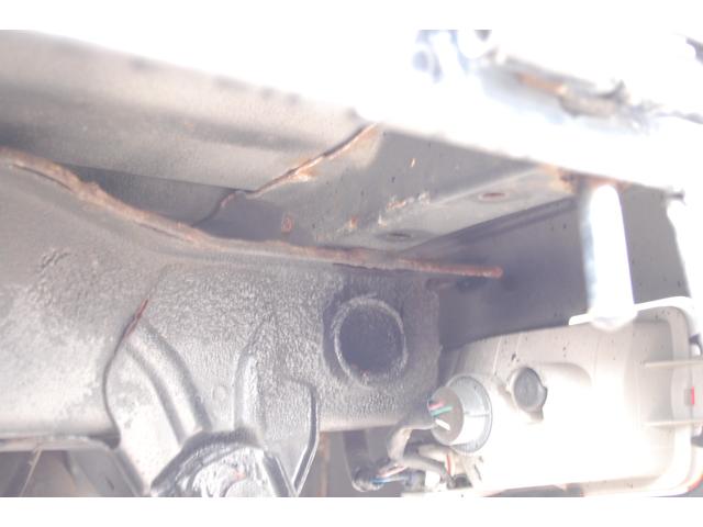 サンバートラック ＴＣ　エアコン　パワステ　パワーウィンドウ　パートタイム４ＷＤ　５ＭＴ　キーレス　社外アルミホイール　フォグランプ　作業灯　ワンオーナー　荷台マット　ゲートプロテクター　最大積載３５０ｋｇ（30枚目）