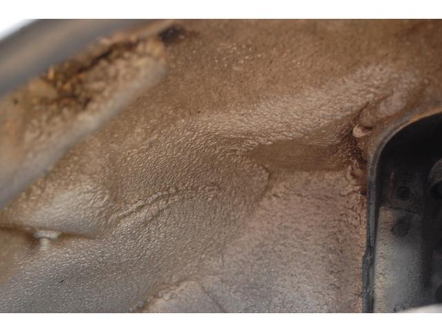 サンバートラック ＴＣ　エアコン　パワステ　パワーウィンドウ　パートタイム４ＷＤ　５ＭＴ　キーレス　社外アルミホイール　フォグランプ　作業灯　ワンオーナー　荷台マット　ゲートプロテクター　最大積載３５０ｋｇ（32枚目）