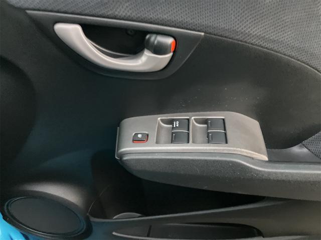 フィット L スマートスタイルエディション ドライブレコーダー ETC バックカメラ ナビ TV アルミホイール HID スマートキー 電動格納ミラー CVT 盗難防止システム 衝突安全ボディ ABS CD エアコン パワーステアリング(11枚目)