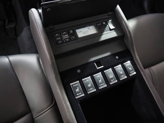 フーガハイブリッド ＶＩＰ　メーカーＨＤＤナビ　茶革　エアシート　シートヒーター　オットマン　読書灯　アンビエントライト　スエード調ルーフ　全方位運転支援システム　地デジ　全周囲Ｍ　ＥＴＣ　ＬＥＤヘッドＬ　ディーラー整備記録簿付（11枚目）