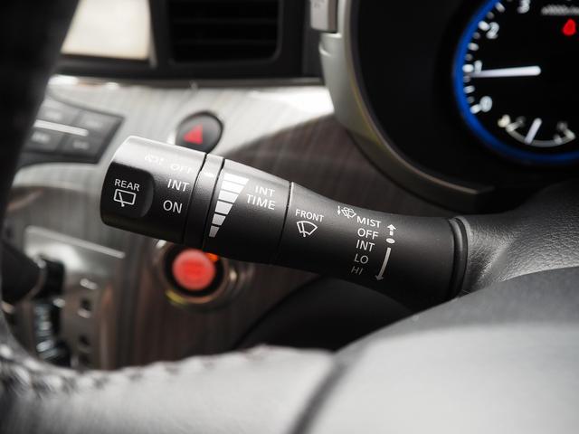 エルグランド ライダー ブラックライン 黒本革シート メーカーHDDナビ 後席モニター BOSE サンルーフ 黒革 両側パワスラ Pバックドア シートヒーター Fエアロ クルコン 地デジ 全周囲M オットマン LEDヘッドL ETC コーナーセンサー(71枚目)