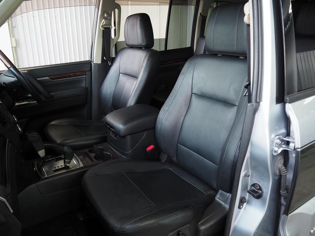 パジェロ ロング　スーパーエクシード　４ＷＤ　純正ＳＤナビ　黒革　シートヒーター　ロックフォード　ＥＴＣ　ウッドコンビＨ　ステアスイッチ　地デジ　Ｂカメラ　クルコン　ＨＩＤ　Ｂフォグ　キーレス　サイドステップ　ディーゼルＴ　純正１８ＡＷ（9枚目）