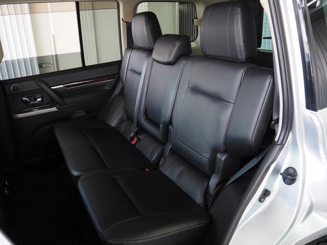 パジェロ ロング　スーパーエクシード　４ＷＤ　純正ＳＤナビ　黒革　シートヒーター　ロックフォード　ＥＴＣ　ウッドコンビＨ　ステアスイッチ　地デジ　Ｂカメラ　クルコン　ＨＩＤ　Ｂフォグ　キーレス　サイドステップ　ディーゼルＴ　純正１８ＡＷ（10枚目）