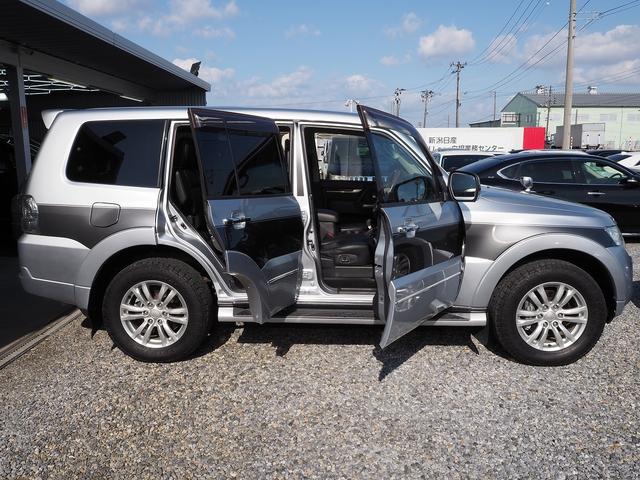 パジェロ ロング　スーパーエクシード　４ＷＤ　純正ＳＤナビ　黒革　シートヒーター　ロックフォード　ＥＴＣ　ウッドコンビＨ　ステアスイッチ　地デジ　Ｂカメラ　クルコン　ＨＩＤ　Ｂフォグ　キーレス　サイドステップ　ディーゼルＴ　純正１８ＡＷ（31枚目）