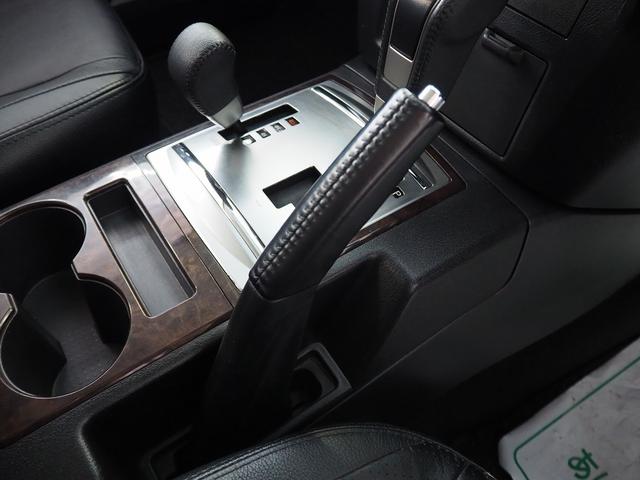 パジェロ ロング　スーパーエクシード　４ＷＤ　純正ＳＤナビ　黒革　シートヒーター　ロックフォード　ＥＴＣ　ウッドコンビＨ　ステアスイッチ　地デジ　Ｂカメラ　クルコン　ＨＩＤ　Ｂフォグ　キーレス　サイドステップ　ディーゼルＴ　純正１８ＡＷ（66枚目）