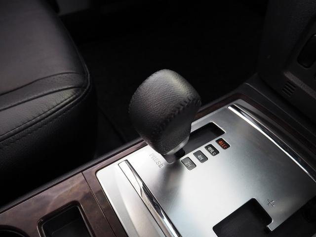 パジェロ ロング　スーパーエクシード　４ＷＤ　純正ＳＤナビ　黒革　シートヒーター　ロックフォード　ＥＴＣ　ウッドコンビＨ　ステアスイッチ　地デジ　Ｂカメラ　クルコン　ＨＩＤ　Ｂフォグ　キーレス　サイドステップ　ディーゼルＴ　純正１８ＡＷ（68枚目）