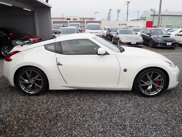 フェアレディＺ バージョンＳＴ　メーカーＨＤＤナビ　ハーフレザー　ＢＯＳＥサウンド　シートヒーター　パワーシート　パドルシフト　ステアスイッチ　純正１９ＡＷ　レッドキャリパー　純正３連メーター　地デジ　Ｂカメラ　ＥＴＣ　インテリキー（6枚目）