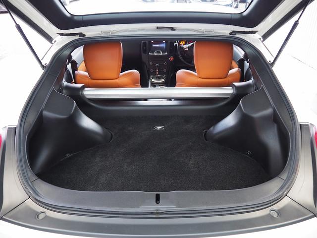 フェアレディＺ バージョンＳＴ　メーカーＨＤＤナビ　ハーフレザー　ＢＯＳＥサウンド　シートヒーター　パワーシート　パドルシフト　ステアスイッチ　純正１９ＡＷ　レッドキャリパー　純正３連メーター　地デジ　Ｂカメラ　ＥＴＣ　インテリキー（12枚目）