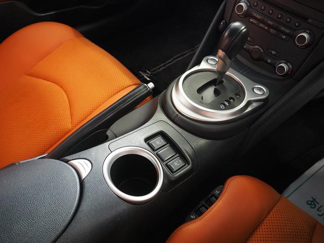 フェアレディＺ バージョンＳＴ　メーカーＨＤＤナビ　ハーフレザー　ＢＯＳＥサウンド　シートヒーター　パワーシート　パドルシフト　ステアスイッチ　純正１９ＡＷ　レッドキャリパー　純正３連メーター　地デジ　Ｂカメラ　ＥＴＣ　インテリキー（15枚目）