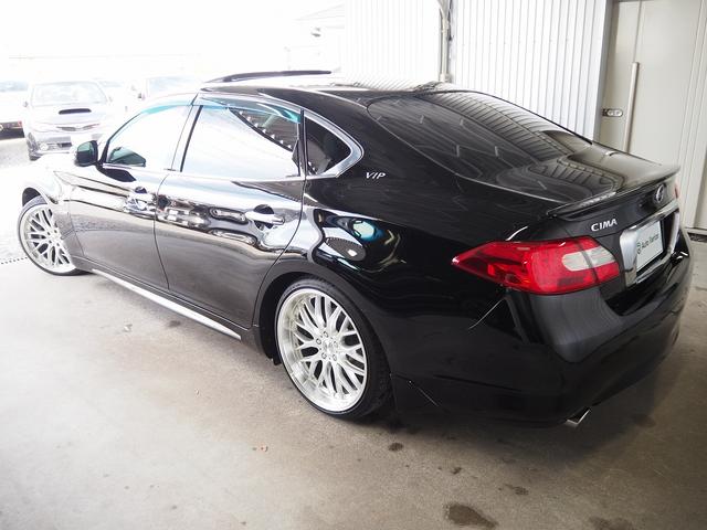 シーマ ハイブリッド　ＶＩＰ　Ｇ　メーカーＨＤＤナビ　後席Ｍ　ＢＯＳＥ　茶革　サンルーフ　エアシート　シートヒーター　レーダークルーズ　ＦＣＷ　ＬＤＷ　クルコン　電動シェード　車高調　２０ＡＷ　スエード調ルーフ　銀粉本木製インパネ（5枚目）