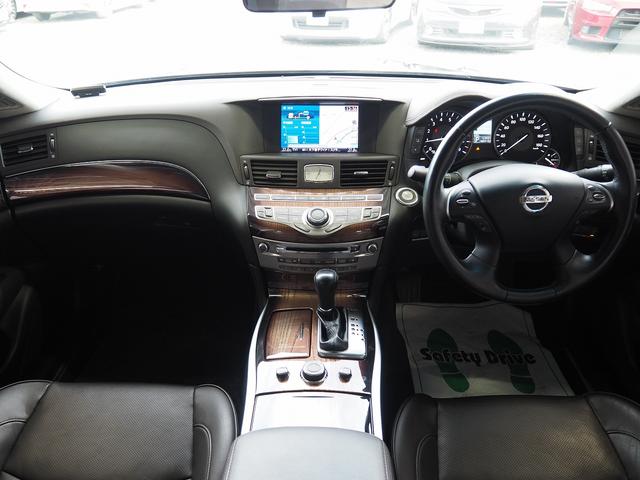 シーマ ハイブリッド　ＶＩＰ　Ｇ　メーカーＨＤＤナビ　後席Ｍ　ＢＯＳＥ　茶革　サンルーフ　エアシート　シートヒーター　レーダークルーズ　ＦＣＷ　ＬＤＷ　クルコン　電動シェード　車高調　２０ＡＷ　スエード調ルーフ　銀粉本木製インパネ（7枚目）