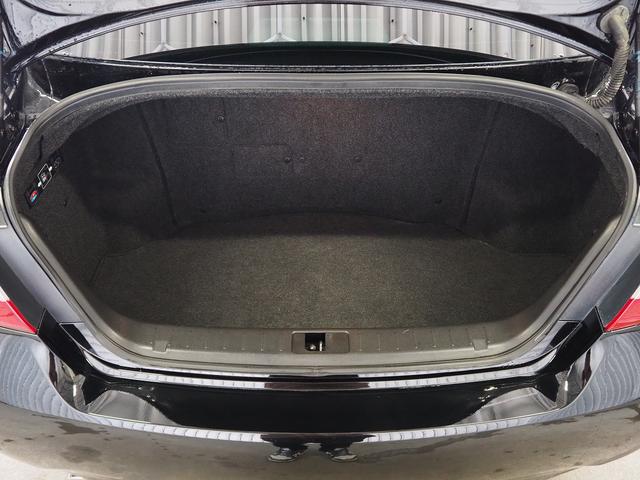 シーマ ハイブリッド　ＶＩＰ　Ｇ　メーカーＨＤＤナビ　後席Ｍ　ＢＯＳＥ　茶革　サンルーフ　エアシート　シートヒーター　レーダークルーズ　ＦＣＷ　ＬＤＷ　クルコン　電動シェード　車高調　２０ＡＷ　スエード調ルーフ　銀粉本木製インパネ（13枚目）