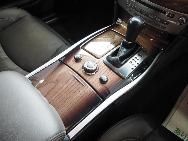 シーマ ハイブリッド　ＶＩＰ　Ｇ　メーカーＨＤＤナビ　後席Ｍ　ＢＯＳＥ　茶革　サンルーフ　エアシート　シートヒーター　レーダークルーズ　ＦＣＷ　ＬＤＷ　クルコン　電動シェード　車高調　２０ＡＷ　スエード調ルーフ　銀粉本木製インパネ（15枚目）