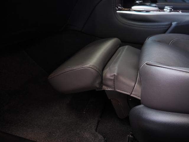 シーマ ハイブリッド　ＶＩＰ　Ｇ　メーカーＨＤＤナビ　後席Ｍ　ＢＯＳＥ　茶革　サンルーフ　エアシート　シートヒーター　レーダークルーズ　ＦＣＷ　ＬＤＷ　クルコン　電動シェード　車高調　２０ＡＷ　スエード調ルーフ　銀粉本木製インパネ（47枚目）