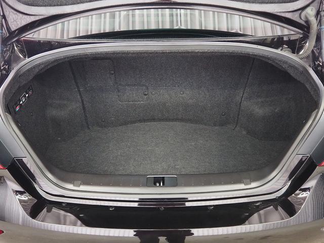 フーガハイブリッド ＶＩＰ　メーカーＨＤＤナビ　茶革　ＢＯＳＥサウンド　エアシート　シートヒーター　オットマン　地デジ　全周囲Ｍ　銀粉本木製インパネ　スエード調ルーフ　１８ＡＷ　エマブレ　ＰＦＣＷ　ＢＳＷ　ＬＤＷ　電動シェード（12枚目）