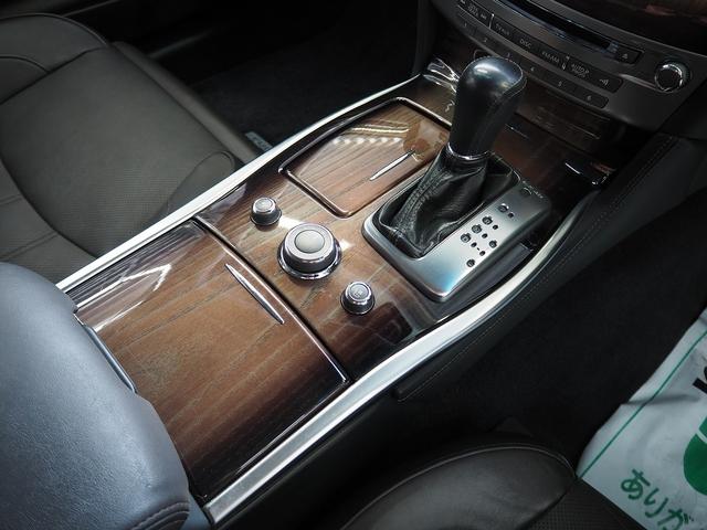 フーガハイブリッド ＶＩＰ　メーカーＨＤＤナビ　茶革　ＢＯＳＥサウンド　エアシート　シートヒーター　オットマン　地デジ　全周囲Ｍ　銀粉本木製インパネ　スエード調ルーフ　１８ＡＷ　エマブレ　ＰＦＣＷ　ＢＳＷ　ＬＤＷ　電動シェード（15枚目）