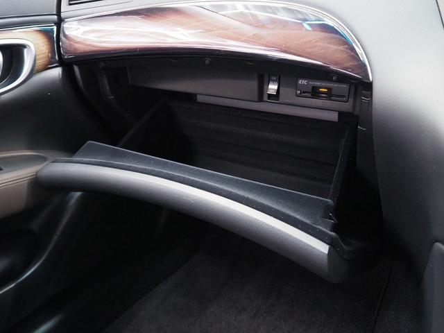 フーガハイブリッド ＶＩＰ　メーカーＨＤＤナビ　茶革　ＢＯＳＥサウンド　エアシート　シートヒーター　オットマン　地デジ　全周囲Ｍ　銀粉本木製インパネ　スエード調ルーフ　１８ＡＷ　エマブレ　ＰＦＣＷ　ＢＳＷ　ＬＤＷ　電動シェード（76枚目）