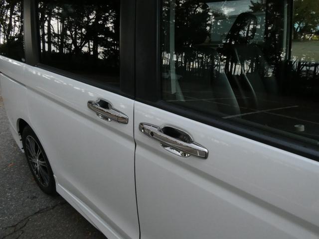 ステップワゴンスパーダ Ｚ　クールスピリット　９インチ純正メモリーナビ　両側電動スライドドア　クリアランスソナー　ハーフレザーシート　クルコン　バックカメラ　ウィンカーミラー　ＥＴＣ　ステアリングスイッチ　パドルシフト　オートＡ／Ｃ・ライト（8枚目）