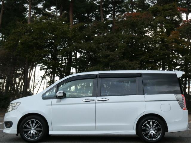 ステップワゴンスパーダ Ｚ　クールスピリット　９インチ純正メモリーナビ　両側電動スライドドア　クリアランスソナー　ハーフレザーシート　クルコン　バックカメラ　ウィンカーミラー　ＥＴＣ　ステアリングスイッチ　パドルシフト　オートＡ／Ｃ・ライト（10枚目）