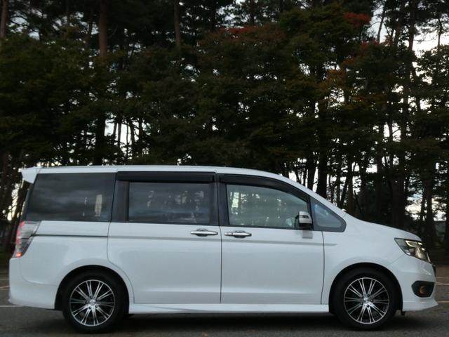 ステップワゴンスパーダ Ｚ　クールスピリット　９インチ純正メモリーナビ　両側電動スライドドア　クリアランスソナー　ハーフレザーシート　クルコン　バックカメラ　ウィンカーミラー　ＥＴＣ　ステアリングスイッチ　パドルシフト　オートＡ／Ｃ・ライト（11枚目）