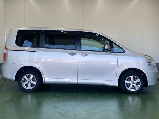 ノア Ｘ　スマートエディション　４ＷＤ　８人　両電動スライド　社外９インチナビ　ＡＶＮ－ＺＸ０４ｉ　バックカメラ　Ｂｌｕｅｔｏｏｔｈ　ブルートゥース　ＵＳＢ　ＣＤ　ＤＶＤ　フルセグ　ＥＴＣ　１５インチアルミ　スマートキー　ＨＩＤ（5枚目）