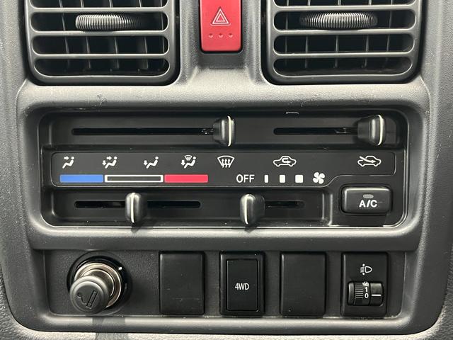 キャリイトラック ＫＣエアコン・パワステ　切替４ＷＤ　５速ＭＴ　エアコン　パワーステアリング　運転席エアバック　純正ラジオ　ＡＭ　ＦＭ　シガーソケット　テールゲートチェーン　　新車保証書　取り扱い説明書　車検９年４月２７日まで（17枚目）