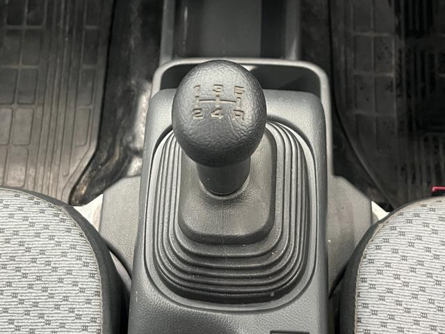 キャリイトラック ＫＣエアコン・パワステ　切替４ＷＤ　５速ＭＴ　エアコン　パワーステアリング　運転席エアバック　純正ラジオ　ＡＭ　ＦＭ　シガーソケット　テールゲートチェーン　　新車保証書　取り扱い説明書　車検９年４月２７日まで（18枚目）