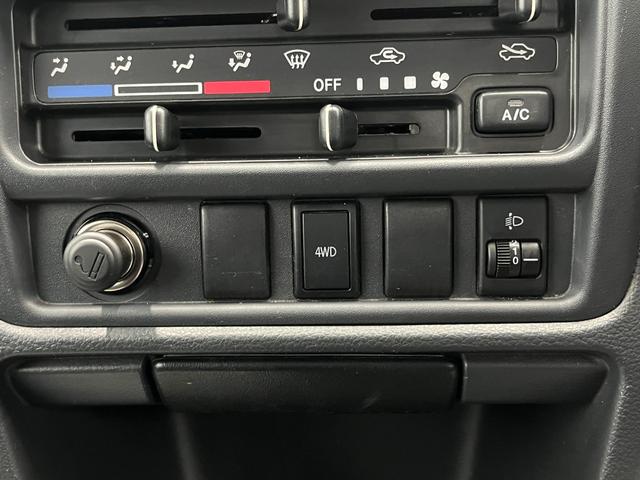 キャリイトラック ＫＣエアコン・パワステ　切替４ＷＤ　５速ＭＴ　エアコン　パワーステアリング　運転席エアバック　純正ラジオ　ＡＭ　ＦＭ　シガーソケット　テールゲートチェーン　　新車保証書　取り扱い説明書　車検９年４月２７日まで（20枚目）