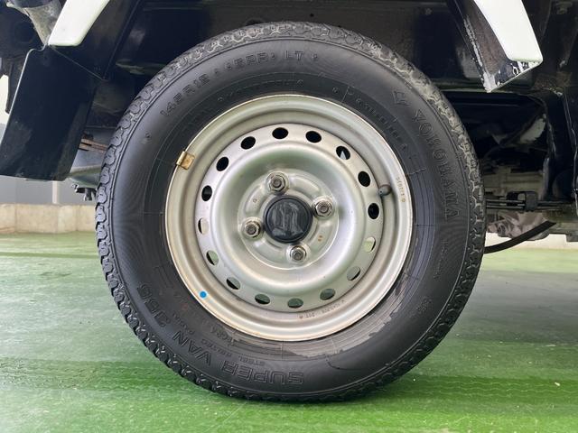 キャリイトラック ＫＣエアコン・パワステ　切替４ＷＤ　５速ＭＴ　エアコン　パワーステアリング　運転席エアバック　純正ラジオ　ＡＭ　ＦＭ　シガーソケット　テールゲートチェーン　　新車保証書　取り扱い説明書　車検９年４月２７日まで（27枚目）