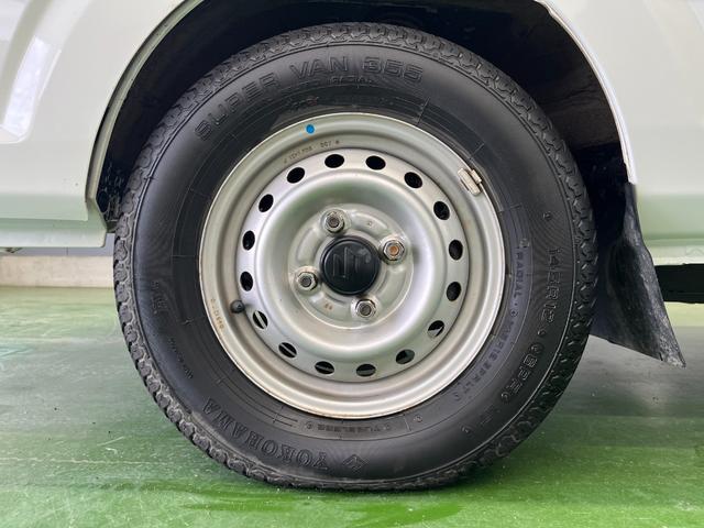 キャリイトラック ＫＣエアコン・パワステ　切替４ＷＤ　５速ＭＴ　エアコン　パワーステアリング　運転席エアバック　純正ラジオ　ＡＭ　ＦＭ　シガーソケット　テールゲートチェーン　　新車保証書　取り扱い説明書　車検９年４月２７日まで（29枚目）