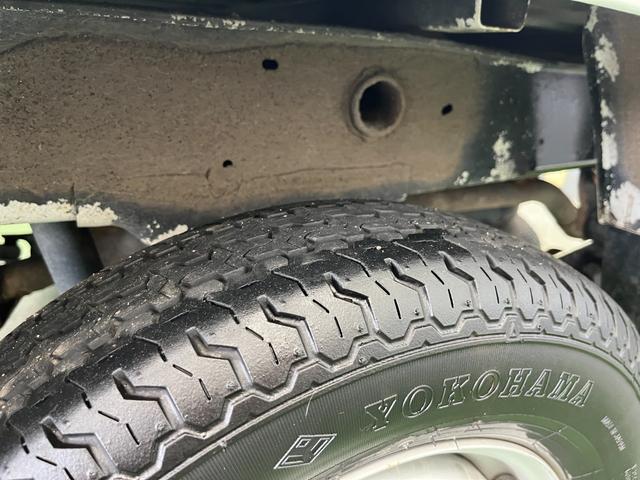 キャリイトラック ＫＣエアコン・パワステ　切替４ＷＤ　５速ＭＴ　エアコン　パワーステアリング　運転席エアバック　純正ラジオ　ＡＭ　ＦＭ　シガーソケット　テールゲートチェーン　　新車保証書　取り扱い説明書　車検９年４月２７日まで（34枚目）