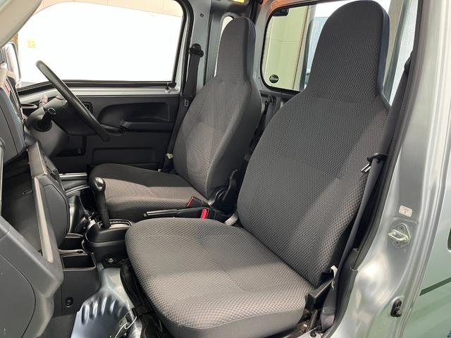 ハイゼットトラック ジャンボ　ＡＴ　社外ＳＤナビ　ＣＮ－Ｒ３００ＷＤ　Ｂｌｕｅｔｏｏｔｈ　ＵＳＢ　ＣＤ　ＤＶＤ　フルセグＴＶ　キーレス　パワーウィンドウ　オーバーヘッドシェルフ　フォグ　４ＷＤ　荷台作業灯　荷台マット　荷台カバー（12枚目）